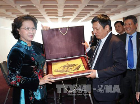 Chủ tịch Quốc hội Nguyễn Thị Kim Ngân tặng quà lưu niệm Ban chấp hành Liên hiệp các Hội người Việt Nam tại châu Âu.